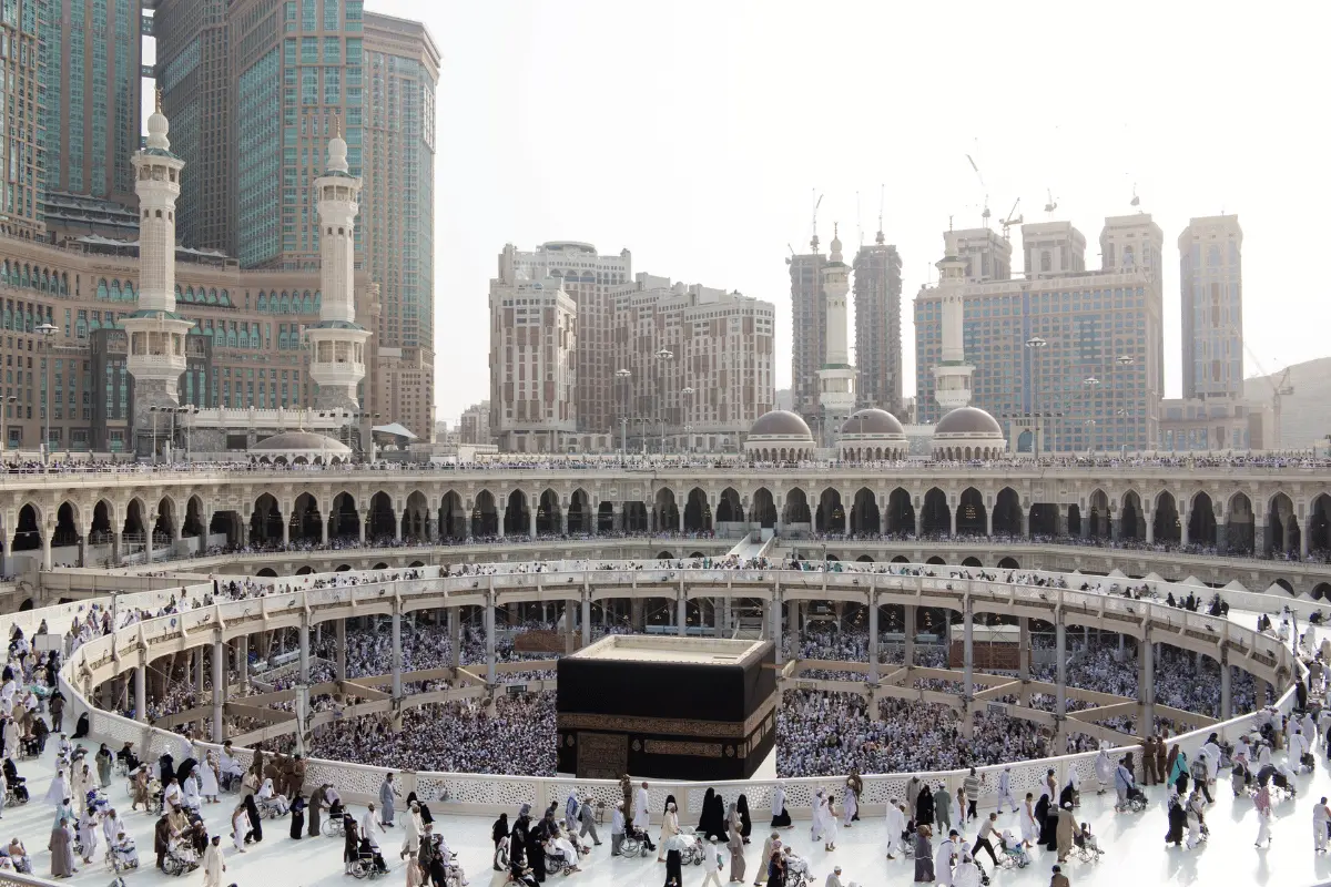 People performing Umrah in Makkah